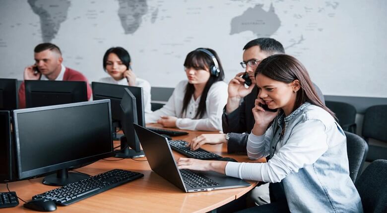 Difference Between Call Center Outsourcing and Insourcing: Which One is Better?